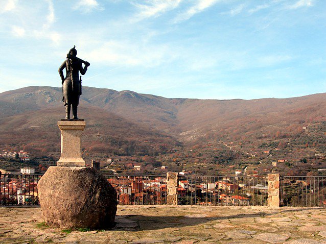 Estatua erigida en honor de la Serrana de La Vera en Garganta la Olla (Cáceres).