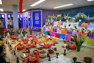 ofrenda grande con muchos alimento y dulces