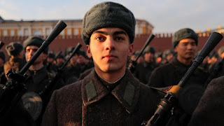 dua pria dari bekas republik Soviet