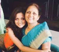 Foto Drashti Dhami dengan Ibunya