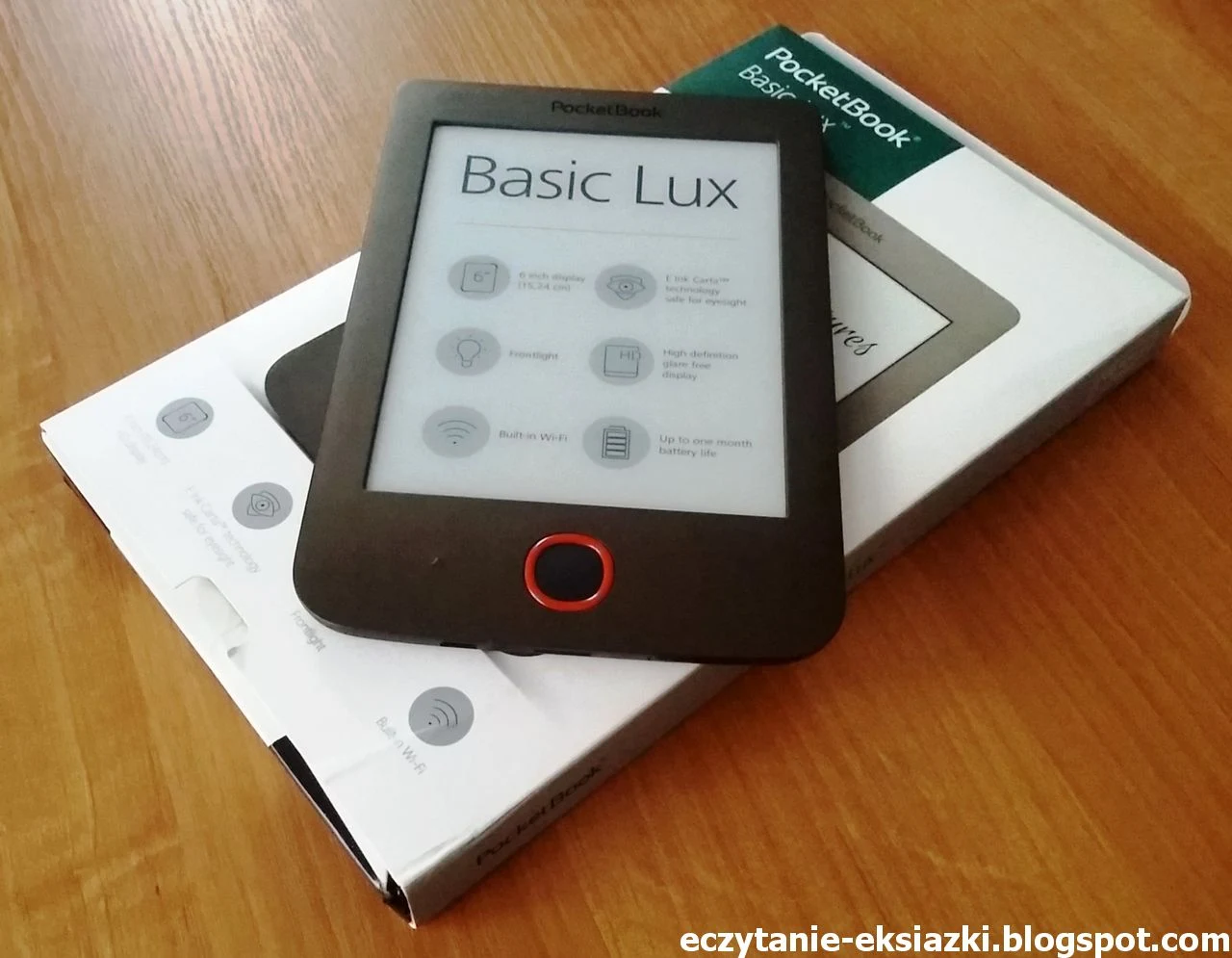 PocketBook Basic Lux - czytnik e-booków położony na opakowaniu