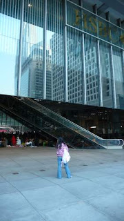 Image of something in the ceiling of the main foyer of the flagship HSBC branch in Hong Kong, as seen from outside the building.