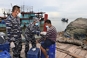 TNI AL Lantamal I Kembali Gelar Serbuan Vaksinasi Hari ke 2 di Atas Kapal Nelayan Kepada Masyarakat Maritim Wilayah Gabion Belawan