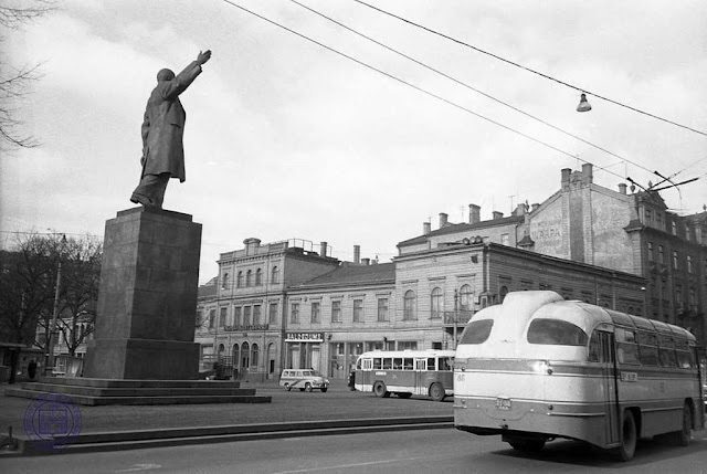 1950-е годы. Рига. Памятник В.И. Ленину. "Молочный ресторан" и кафе-мороженое "Салдеюмс" на углу улиц Кирова (Элизабетес) и Ленина (Бривибас)