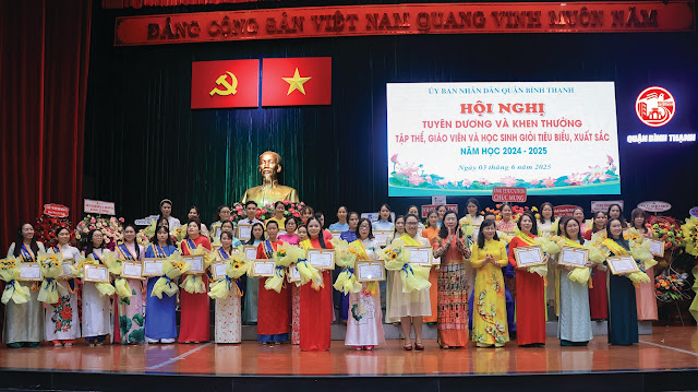 Lãnh đạo quận khen thưởng cho tập thể và giáo viên đạt giải hội thi giáo viên giỏi Chu Văn An. (Ảnh: MD) Lãnh đạo quận khen thưởng cho tập thể và giáo viên đạt giải hội thi giáo viên giỏi Chu Văn An. (Ảnh: MD)