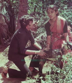 Rajinikanth & Revathi in 'Kai Kodukkum Kai' (1984) Tamil Movie 2
