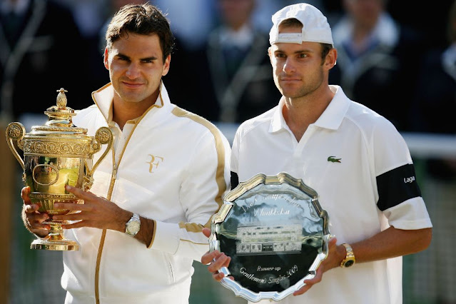 Roger Federer (left) and Andy Roddick (right)