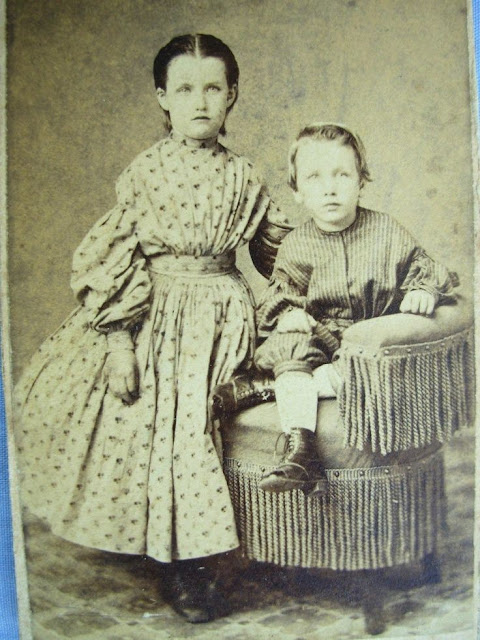 Fotografía de un niño y una niña sobre 1861. Ebay.