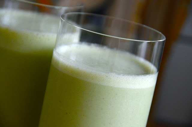 GREEN MATCHA TEA AND BANANA SMOOTHIE