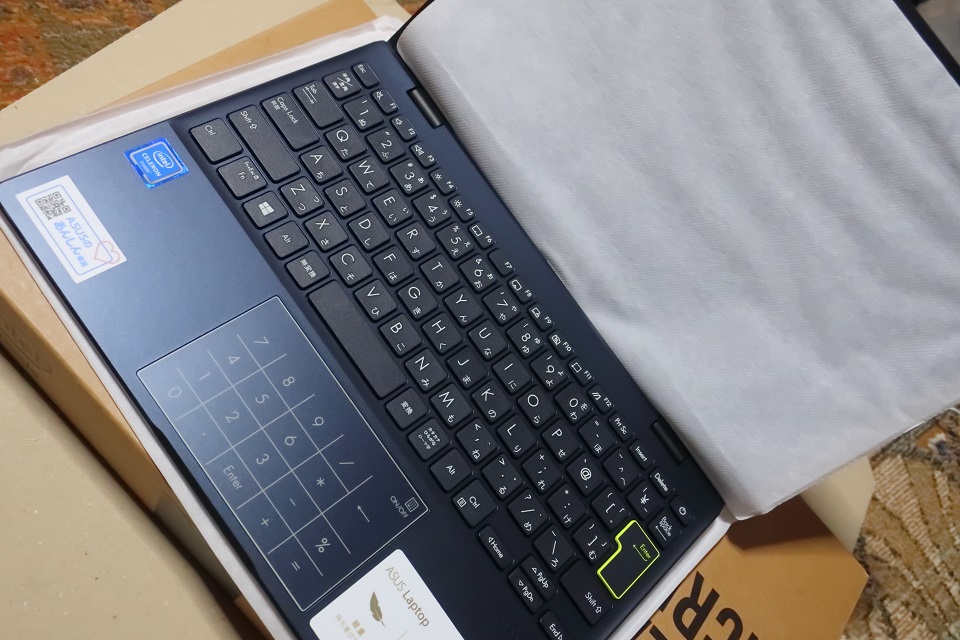 もりもりゲームブログ 通院で会社休みだったので Asus E210ma受け取りました Asus E210ma外観編1