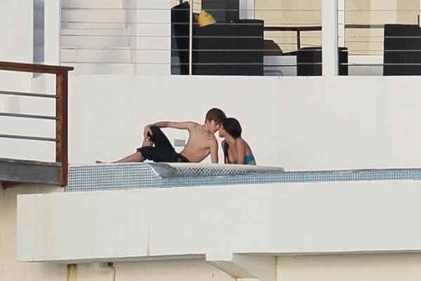 selena gomez and justin bieber kissing on boat. justin bieber and selena gomez