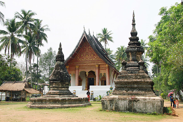 Luang Prabang được biết đến như một trung tâm Phật giáo vì ở đây hiện diện gần 40 ngôi chùa được xây dựng từ những triều đại khác nhau. Mỗi công trình đều mang nét kiến trúc riêng, đa phần vẫn được gìn giữ nguyên vẹn. Từng ngôi chùa Lào là kết tinh của niềm thành kính và bàn tay khéo léo của các người thợ, vì thế việc viếng thăm hàng loạt các ngôi chùa ở đây là một việc nên làm: Từ Wat Mai đẹp lộng lẫy đến ngôi chùa Vat Visoun cổ nhất Luang Prabang hay Vat Xieng Thong, ngôi chùa linh thiêng với nhiều tượng Phật và những bức tường trang trí tinh xảo.    Kiến trúc mái ngói nhiều tầng, lấp lánh hàng cột, xà nhà sơn son thiếp vàng mang lại nét đẹp “hoàng gia“ cho các ngôi chùa ở Lào. Khác hẳn với những ngôi nhà giản dị có phần cổ kính của người dân, dường như mọi thứ đẹp đẽ trong nhân gian đều được tập hợp trong chùa. Vì thế chúng tôi có thể thỏa thích ngắm những bức tượng Phật làm bằng ngọc khối nguyên chất hay những bức tường dát vàng được chạm khắc tỉ mỉ.