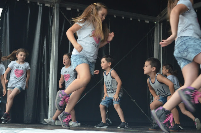 Llano vive sus fiestas al ritmo del baile urbano