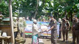 Sambut HBA Ke-61 Kejari Soppeng Gelar Baksos ke Warga Terdampak Covid-19