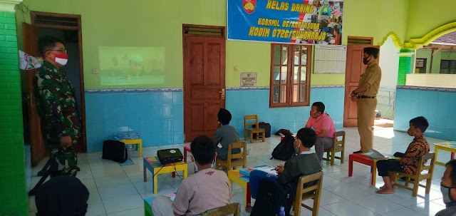 Internet gratis di Koramil 06 Kartasura membantu pelajar ikuti kelas daring dari sekolah