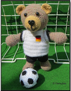 gehäkelter Teddy Bär mit Fußballtrikot