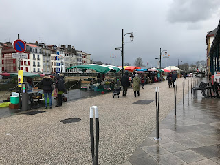 Mercado exterior a orillas del río Nive