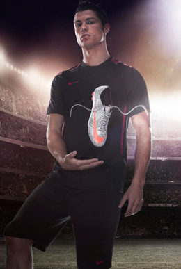 Cristiano Ronaldo con nuevas botas Nike Safari Boots