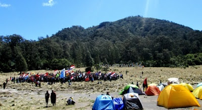 upacara kemerdekaan di gunung semeru