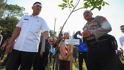 Hadirkan Udara Bersih, Pemkot dan Polrestabes Bandung Tanam Pohon Produktif