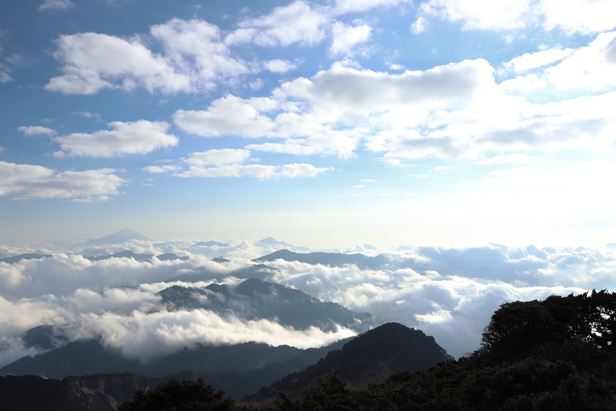 卑南主山眺望南南段群峰以及遙遠的北大武山