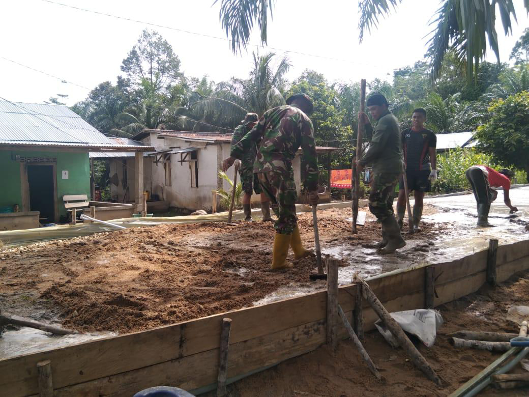 Kerja sama yang baik Anggota satgas TMMD Ke 111 Kodim 1202/Singkawang mengerjakan rabat beton 