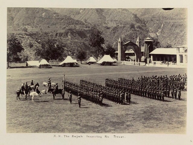 राजा शाम सिंह वर्मन, चम्बा की सेना का निरिक्षण करते हुए