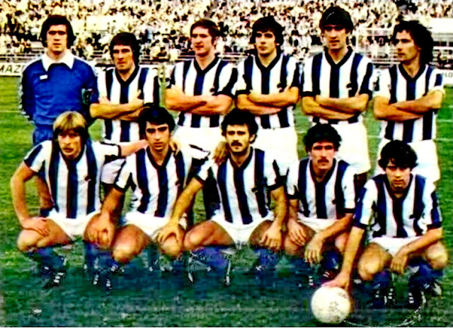 REAL SOCIEDAD DE FÚTBOL DE SAN SEBASTIÁN. Temporada 1978-79. Arconada, Gaztelu, Perico Alonso, Celayeta, Gajate, Olaizola. Idígoras, Diego, Satrústegui, Zamora y López Ufarte. CLUB ATLÉTICO DE MADRID 2 REAL SOCIEDAD DE FÚTBOL 2 Domingo 08/10/1978. Campeonato de Liga de 1ª División, jornada 5. Madrid, estadio Vicente Calderón: 65.000 espectadores. GOLES: 0-1: 5’, Satrústegui. 0-2: 39’, Satrústegui. 1-2: 64’, Rubén Cano, de penalti. 2-2: 89’, Rubén Cano.