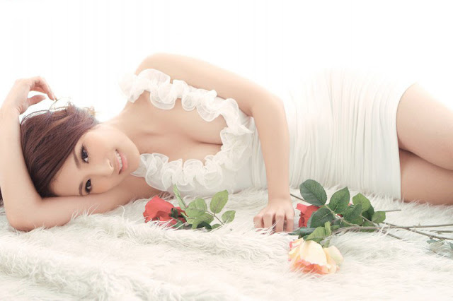 Yang-Zi-Re-White-Dress-01