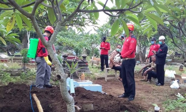 Kubur Pesakit Covid-19 Digali Semula Lepas Penduduk Kampung Mengamuk. Ada Video.