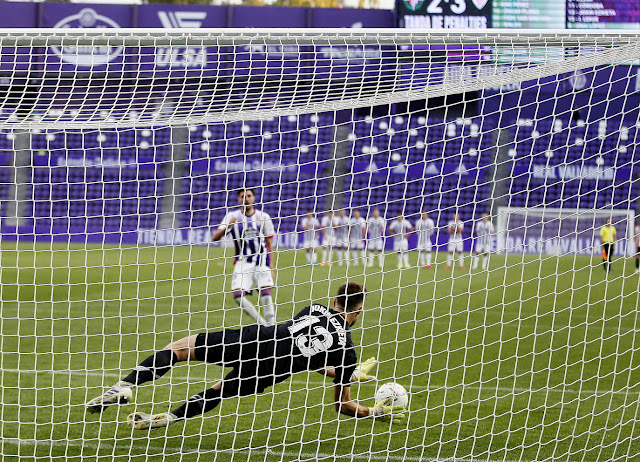 Jokin Ezkieta detiene el penalti lanzado por Kike Pérez. REAL VALLADOLID C. F. 2 ATHLETIC CLUB DE BILBAO 2 (2-4 en los penaltis). 08/10/2020. XLVI Trofeo Ciudad de Valladolid. Valladolid, estadio José Zorrilla.