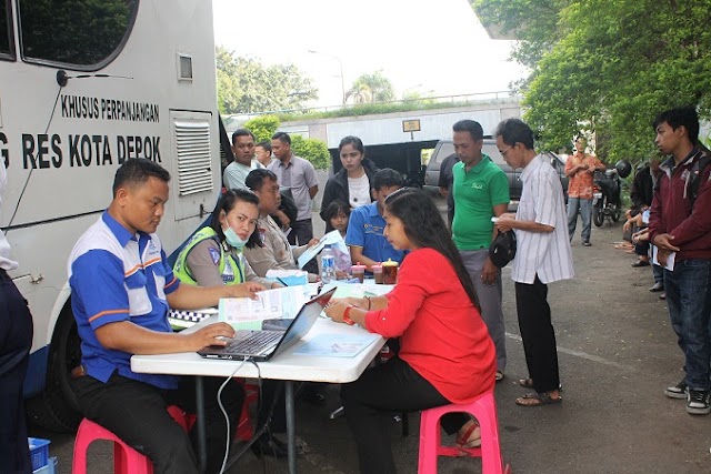 Layanan Sim Keliling Polres Depok Dikerumuni Warga