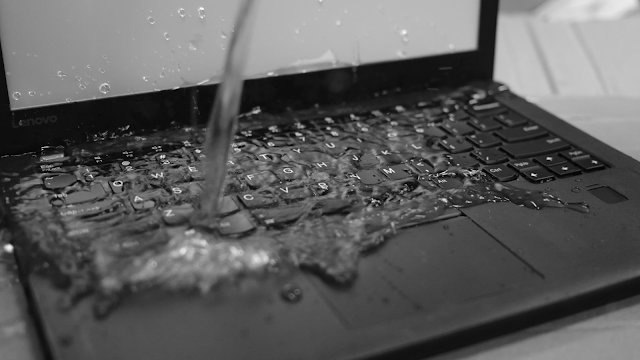 ノートパソコンのキーボードに水がかかっている