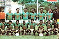 Selección de ZAIRE - Temporada 1973-74 - Kalamabay, Kibonge, Buhanga, Mwepu, Tshinabu, Kilasu, Ngoie, Kazadi; Lobilo, Mayanga, Kidumu, Mana, Mbungu, Mukombo, Ndaie, Kakoko - La Selección de ZAIRE participó en el Mundial de Alemania 1974, siendo eliminada en la fase de grupos al perder con Escocia (0-2), Yugoslavia (0-9) y Brasil (0-3)