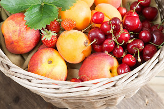 Środki do zwalczania muszek owocówek - naturalne metody, pułapki oraz lepy