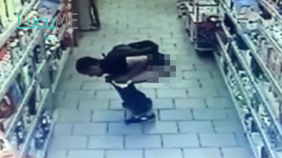 Pria Aneh Ini Tertangkap Kamera CCTV Sedang Buang Air Besar di Lorong Supermarket