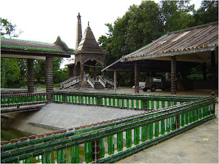 Templo tailandês construído com garrafas