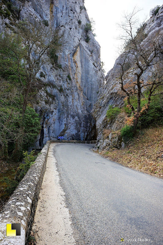 la route entre dans les falaises photo blachier pascal