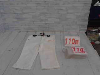 中古品　子供服　１１０㎝　ホワイト　ロングパンツ　１１０円