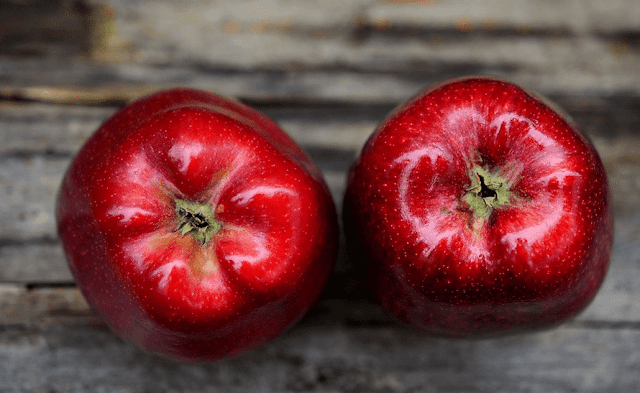 Las manzanas contienen  poca proteína, menos del 1 por ciento. Hay algo de pectina, o sustancia gelatinosa estrechamente relacionado con los hidratos de carbono