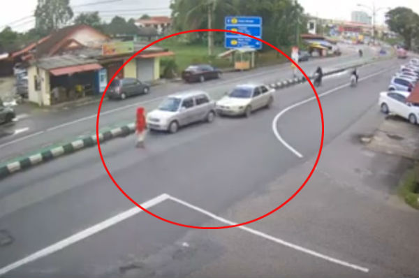 Viral Makcik Lintas Jalan Punca Kemalangan
