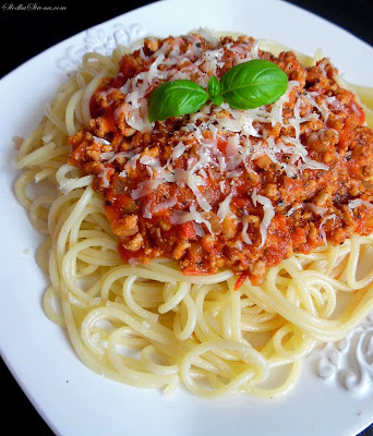 Spaghetti z Mięsem Mielonym i Pomidorami - Przepis - Słodka Strona