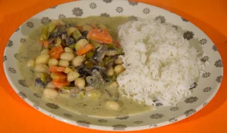 Blanquette de haricots blancs servie avec du riz Basmati