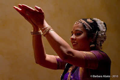 BIBLIOTECA INDOLOGICA BHAKTIVEDANTA DI ROMA "Bhamakalapam"  Danza: Marzia Colitti, Bharathi Avireddy e Marialuisa Sales  Foto: Barbara Abate, 2010