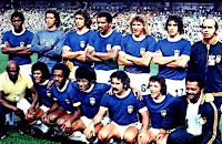 SELECCIÓN DE BRASIL - Temporada 1973-74 - Zé Maria, Leão, Marinho Peres, Luis Pereira, Marinho Chagas, Carpegiani y Admildo Chirol (preparador); Mário Américo (masajista), Valdomiro, Paulo César, Jairzinho, Rivelino, Dirceu y Nocaute Jack (masajista) - BRASIL 2 (Rivelino y Jairzinho) ARGENTINA 1 (Brindisi) - 30/06/1974 - Mundial de Alemania 1974, cuartos de final - Hannover, Alemania Federal, Niedersachsenstadion