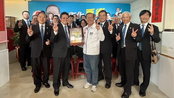 ▲全國醫療器材公會聯合會代表，今天在理事長陳堯濱的帶領下，到彰化立委二選區2號楊曜聰的競選總部，力挺楊曜聰進國會。（記者林明佑翻攝）