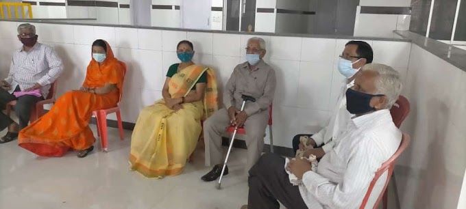 विदिशा मध्य प्रदेश अटल बिहारी वाजपई मेडिकल कॉलेज में 60 वर्ष के अधिक उम्र के बुजुर्गों को टीका लगाया जा रहा है
