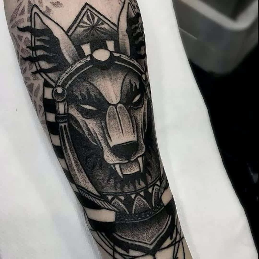 Tatuajes de Anubis en el brazo