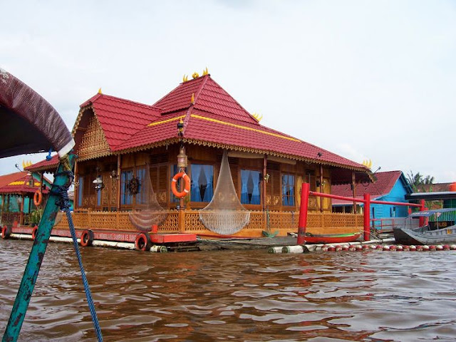 Rumah adat yang satu ini terbilang cukup unik, ya rumah rakit di Bangka Belitung. 