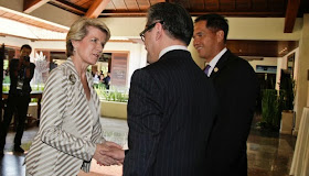 Menteri Luar Negeri Australia Julie Bishop bersalaman dengan Menteri Marty Natalegawa didampingi Menteri Gita Wirjawan saat pertemuan para menteri KTT APEC XXI 2013 di Nusa Dua, Bali (4/10).
